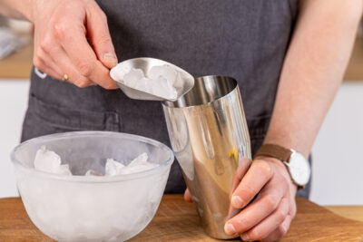 Eiswürfel in den Shaker geben