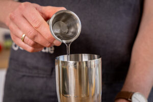Zuckersirup in den Shaker geben