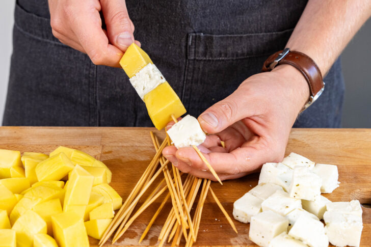 Mango und Halloumi aufspießen