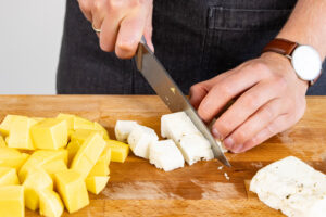 Halloumi in Würfel schneiden