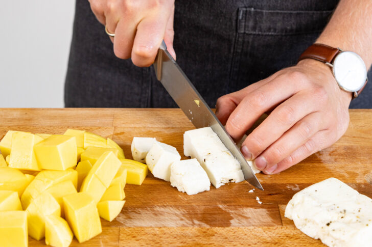 Halloumi in Würfel schneiden