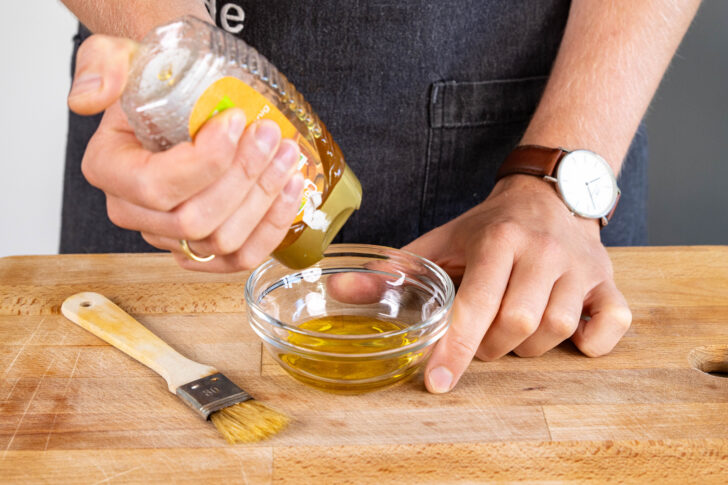 Honig zu Dressing geben