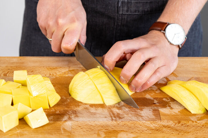 Mango in Würfel schneiden