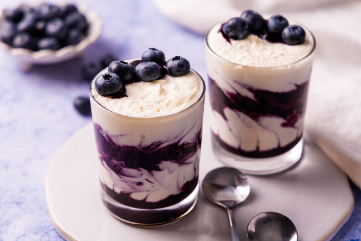 zwei Heidelbeer Desserts