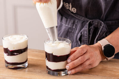 Creme mit Spritzbeutel einfüllen
