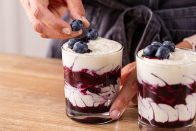 Heidelbeer Dessert dekorieren