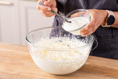 Joghurt zur Creme geben