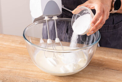 Zucker und Sahnesteif zur Mascarpone und Sahne geben