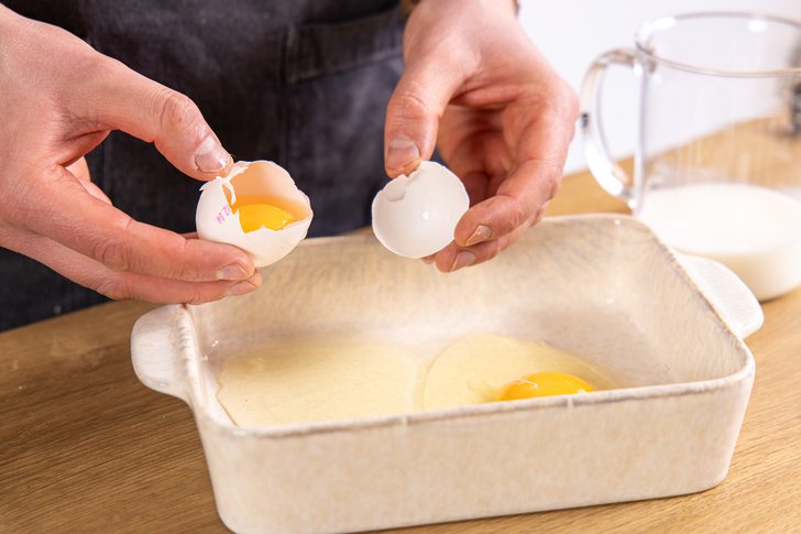 Eier in die Schale geben