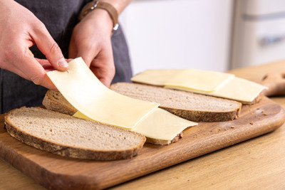 Brote mit Käse belegen