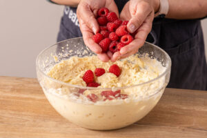 Himbeeren zum Muffinteig geben