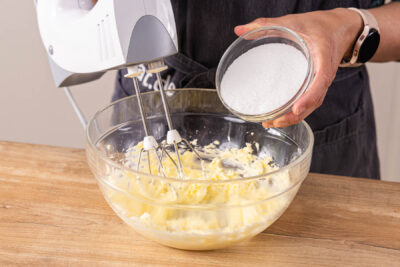 Zucker zur Butter geben