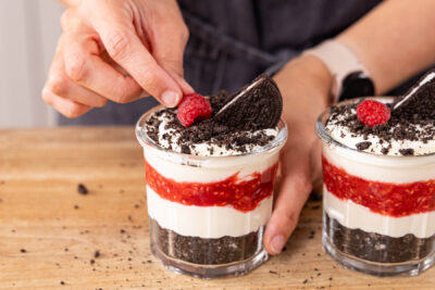 Himbeer Oreo Dessert dekorieren