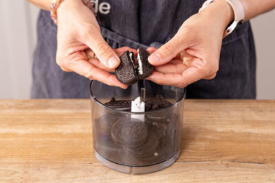 Oreo Kekse im Mixer zerkleinern