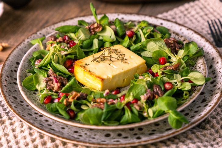 Honig gratinierter Feta mit Feldsalat