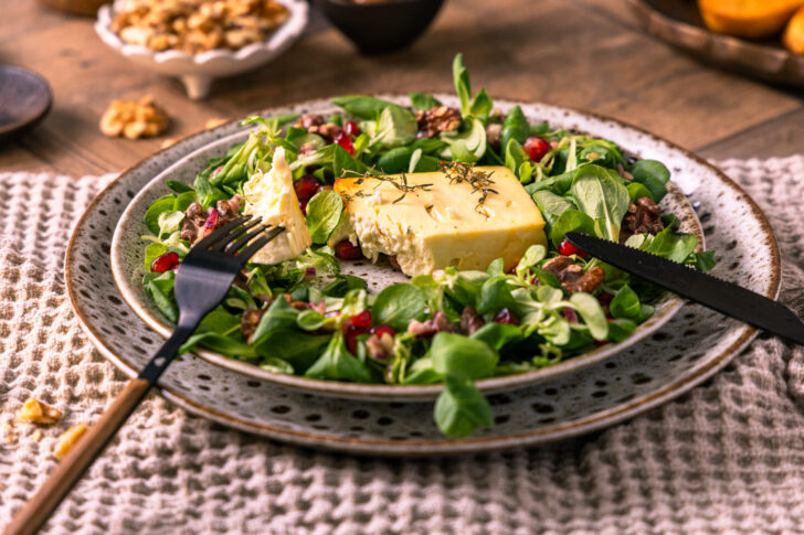 Honig gratinierter Feta mit Feldsalat servieren