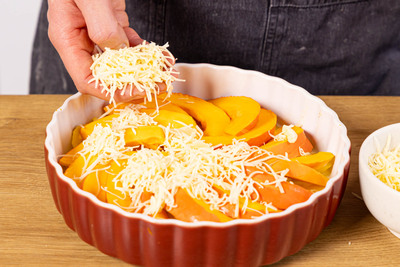 Kartoffel-Kürbis-Gratin mit Gouda überbacken
