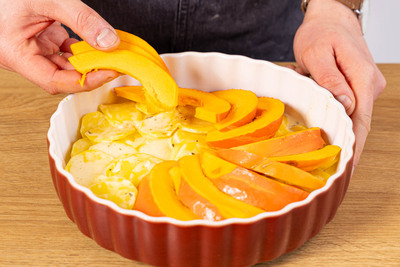 Kartoffel-Kürbis-Gratin schichten