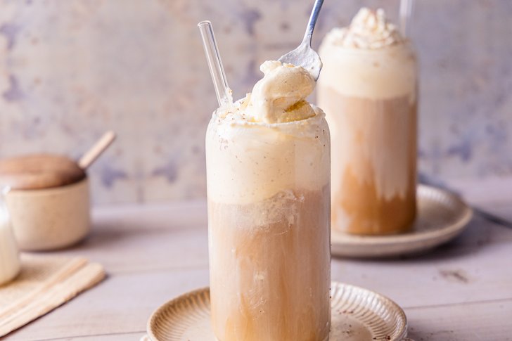 Eiskaffee servieren