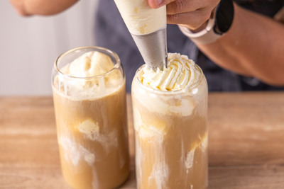 Eiskaffee mit Sahne toppen