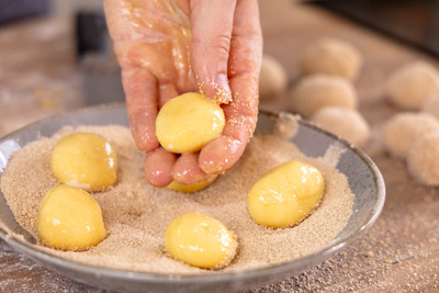 Kartoffelbällchen panieren