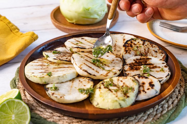 Kohlrabi mit Marinade bestreichen