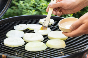 Kohlrabi ölen auf dem Grill