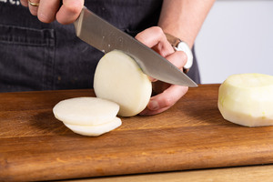 Kohlrabi in Scheiben schneiden