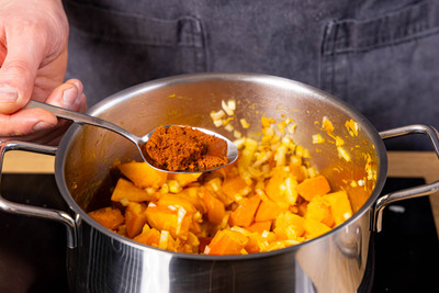 gewürfeltes Gemüse und Currypaste mitbraten
