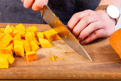 Hokkaido Kürbis in Würfel schneiden