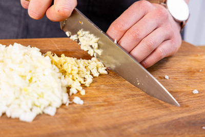 Zwiebeln, Knoblauch und Ingwer schälen und fein würfeln