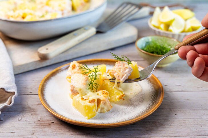 Lachs-Kartoffel-Auföauf auf dem Teller
