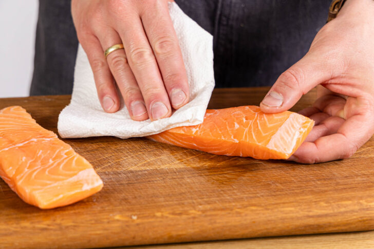 Lachs abtupfen