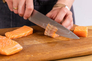 Tran vom Lachs abschneiden