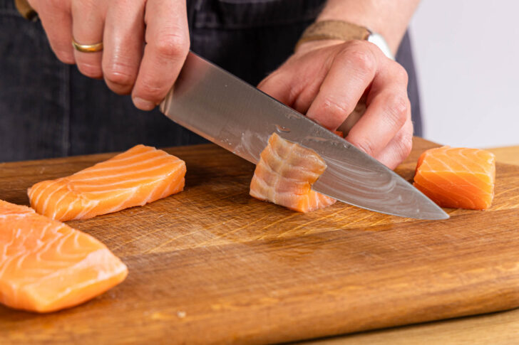 Tran vom Lachs abschneiden