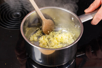 Zwiebelwürfel anschwitzen