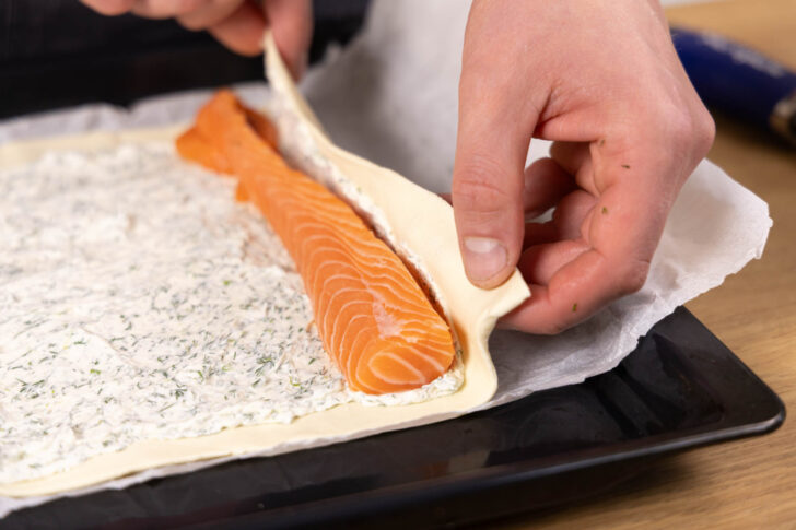 Lachs in Blätterteig wickeln