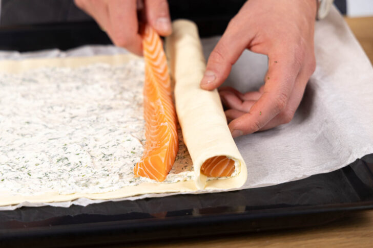 Lachs in Blätterteig wickeln