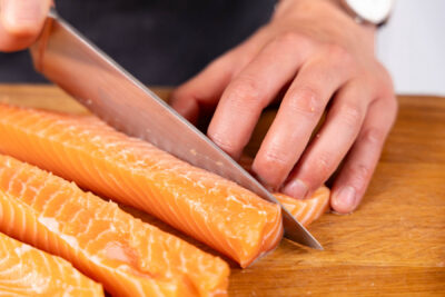 Lachs in Streifen schneiden