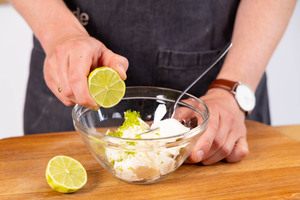 Limettensaft auspressen
