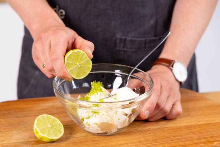 Limettensaft auspressen