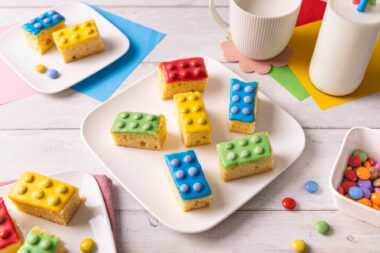 Legokuchen für Kindergeburtstag mit blauem, gelbem, rotem und grünem Zuckerguss