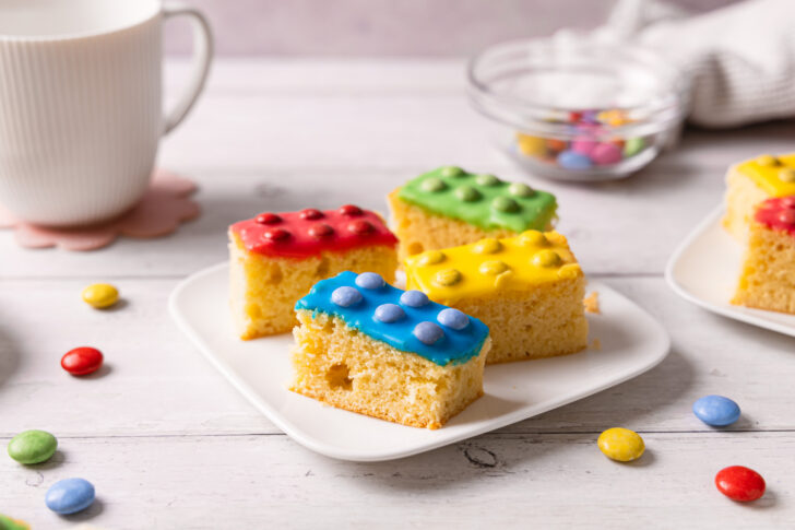 Legokuchen vom Blech als bunte Bausteine mit Schokolinsen