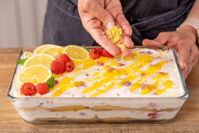Lemon-Trifle mit Himbeeren dekorieren