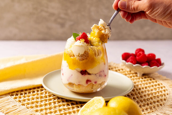 Lemon-Trifle mit Himbeeren als Dessert im Glas