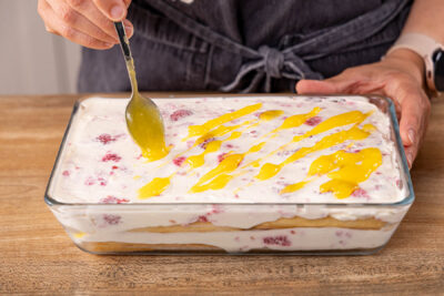 Lemon Curd auf Lemon-Trifle verteilen