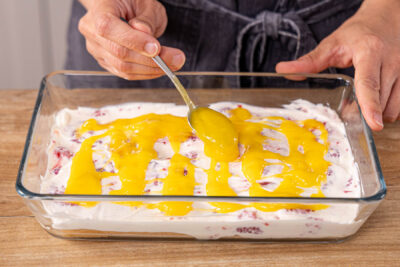 Lemon Curd auf Quarkschicht verteilen