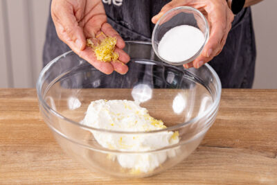 Quark mit Zucker und Zitronenabrieb glatt rühren