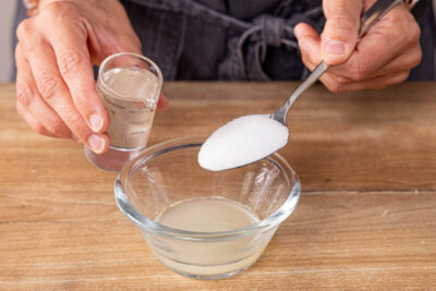 Zitronensaft mit Wasser und Zucker mischen