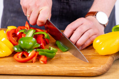 Paprika in Streifen schneiden